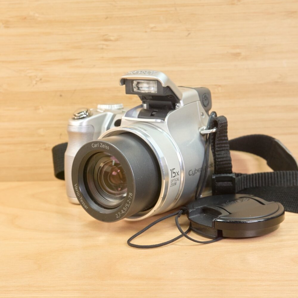 Sony DSC-H9 Digital Camera / 8.1MP / 15x Carl Zeiss Zoom Lens / Japan